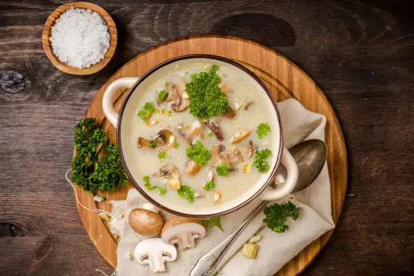 Zupa grzybowa z ziemniakami: Ile kalorii i jak ją odchudzić?
