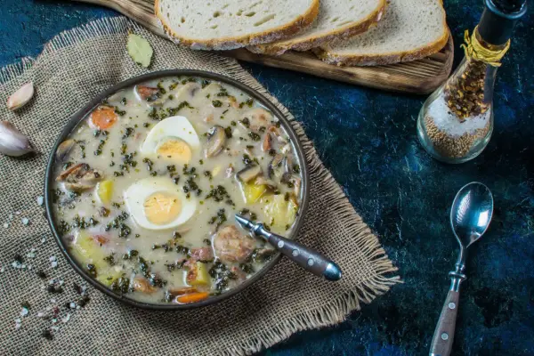 Jak doprawić żurek? Sekretne składniki i sprawdzone triki