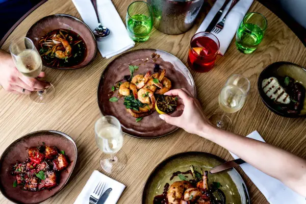 Gdańsk na lunch: Najlepsze miejsca na szybki posiłek i biznesowe spotkanie