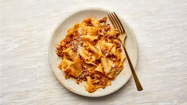 Spaghetti bolognese wikipedia: historia, przepis i sekrety smaku