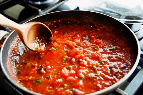 Jak przygotować sos do spaghetti do słoika, który zachwyci smakiem