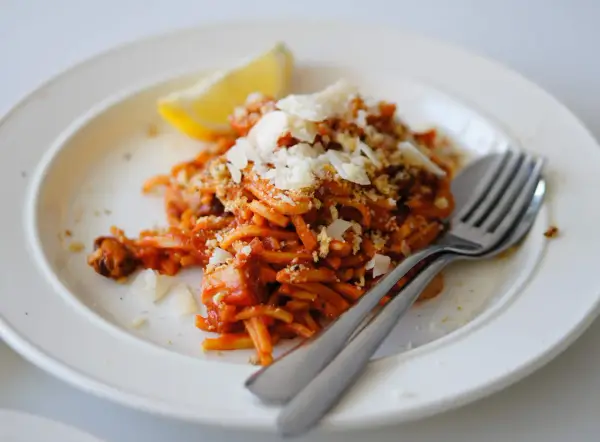 Proste spaghetti z pomidorów w puszce, które uratuje Twój obiad