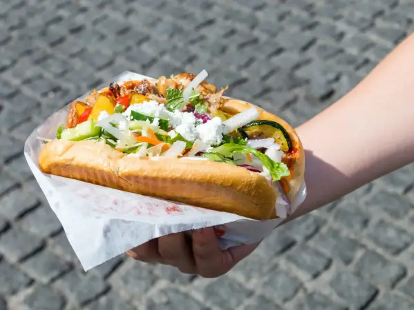 Kebab w bułce: ile kalorii? Poznaj fakty i wybierz lżej!