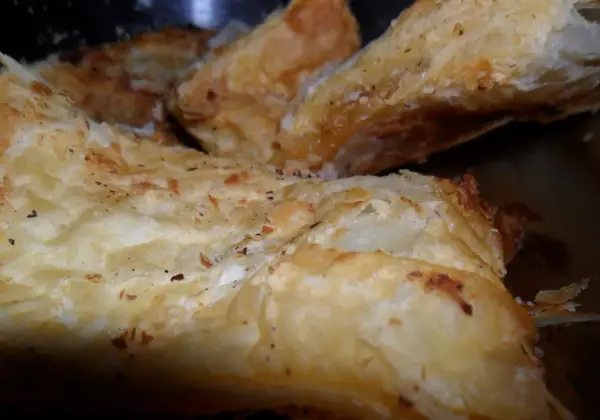 Jak upiec ciasto francuskie z Biedronki? Prosty przepis krok po kroku