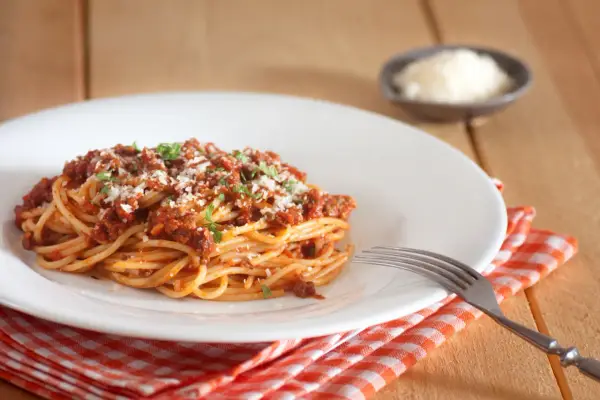 Spaghetti Bolognese: Ile kalorii? Sprawdź i odchudź danie