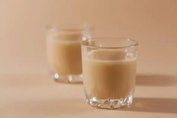 Najlepsze drinki z likierem słony karmel, które zaskoczą Twoje podniebienie