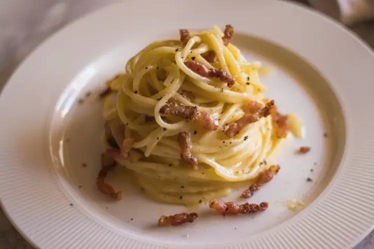 Spaghetti ze śmietaną: Prawda o Carbonarze i kremowych sosach